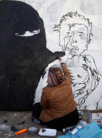 Murál umělkyně Haify Subay věnovaný dětem a ženám trpícím válkou v Jemenu. Foto ze Sanaa z roku 2019