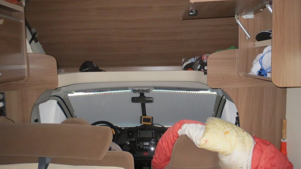 Sklápěcí postel nad hlavou řidiče